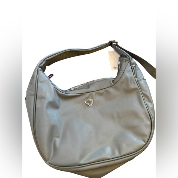 NWT Lululemon city essentials shoulder bag GRASS GREEN/SILVER - Picture 1 of 5